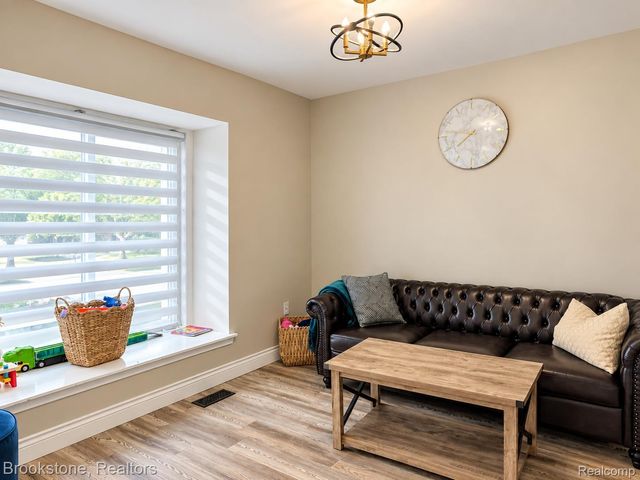 37627 Dorchester Drive, Farmington Hills, MI 48331