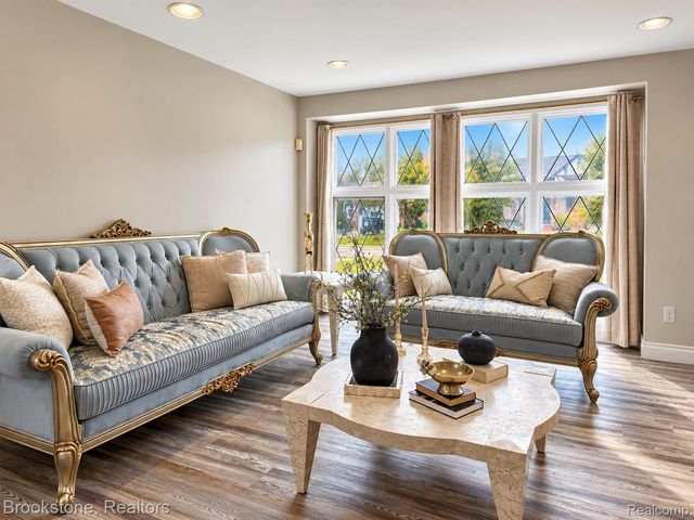 37627 Dorchester Drive, Farmington Hills, MI 48331