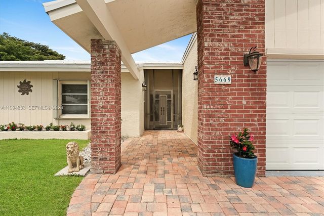 5669 Pinecrest Circle, Boca Raton, FL 33433