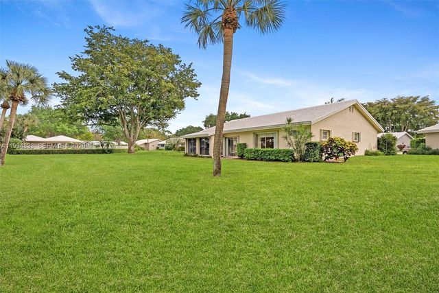 5669 Pinecrest Circle, Boca Raton, FL 33433