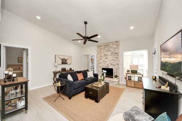 2001 Bering Drive 8J, Houston, TX 77057