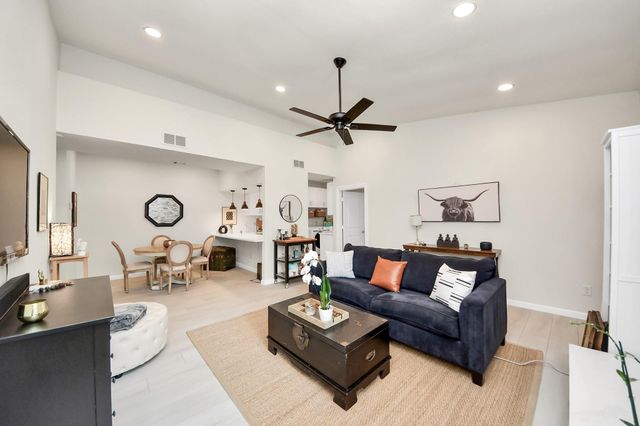 2001 Bering Drive 8J, Houston, TX 77057