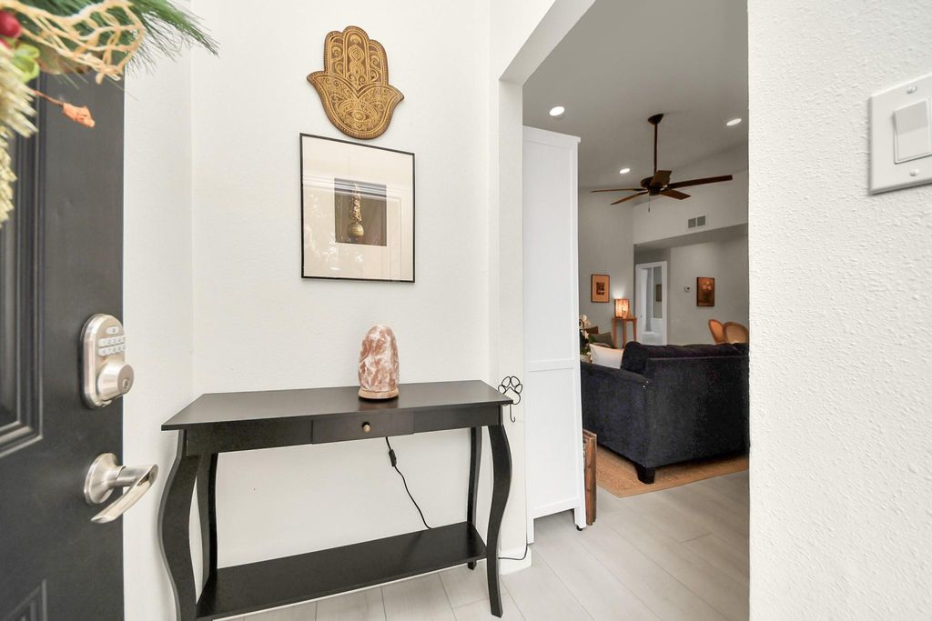 2001 Bering Drive 8J, Houston, TX 77057