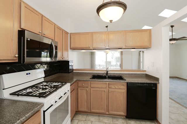 2232 Dawson Lane 2232, Algonquin, IL 60102