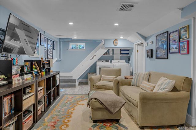 95 Scudder Place, Northport, NY 11768