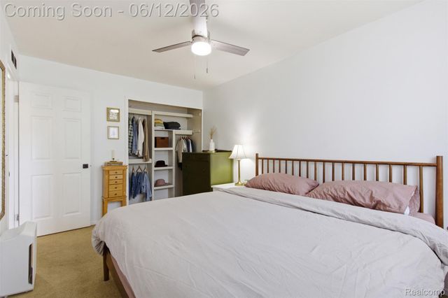 1202 E Elza Avenue, Hazel Park, MI 48030