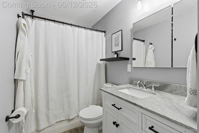 1202 E Elza Avenue, Hazel Park, MI 48030