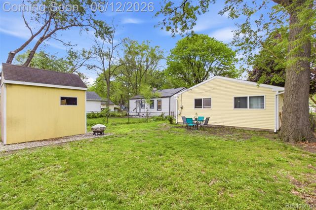 1202 E Elza Avenue, Hazel Park, MI 48030