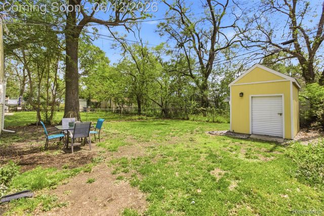 1202 E Elza Avenue, Hazel Park, MI 48030