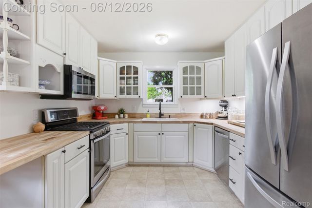 1202 E Elza Avenue, Hazel Park, MI 48030