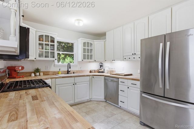 1202 E Elza Avenue, Hazel Park, MI 48030