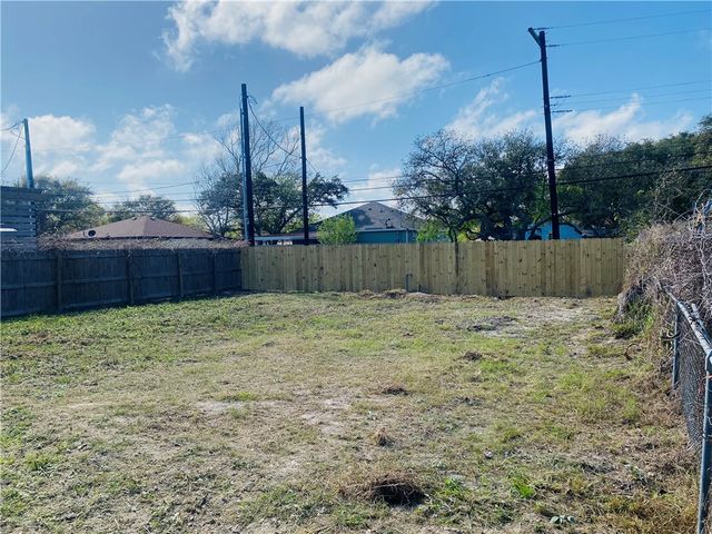 142 S 11 St, Aransas Pass, TX 78336