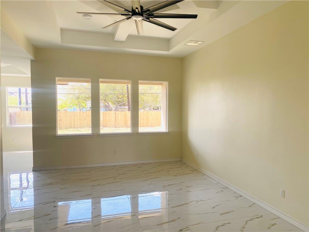 142 S 11 St, Aransas Pass, TX 78336 — photo 3