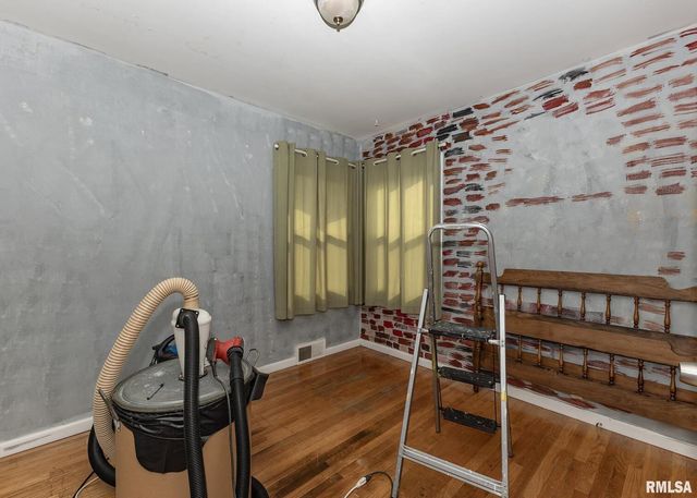 3525 CLEVELAND Street, Clinton, IA 52732