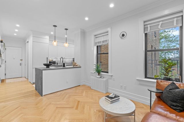 2475 38th St Apt 3C, New York City, NY 11103