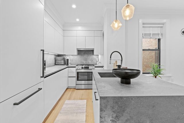 2475 38th St Apt 3C, New York City, NY 11103