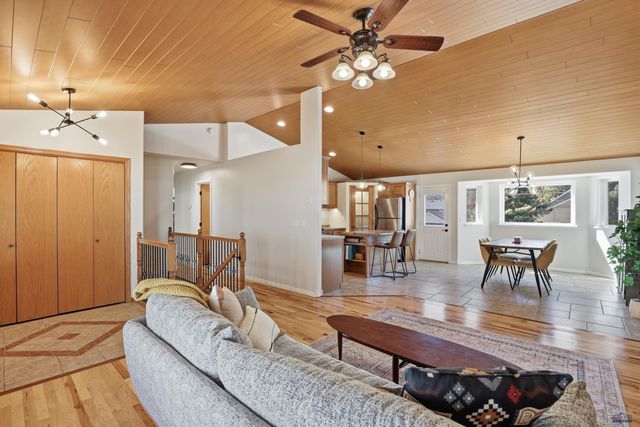 1929 HILLSVIEW DR, Rapid City, SD 57702