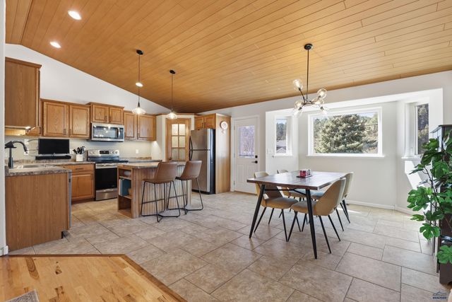 1929 HILLSVIEW DR, Rapid City, SD 57702