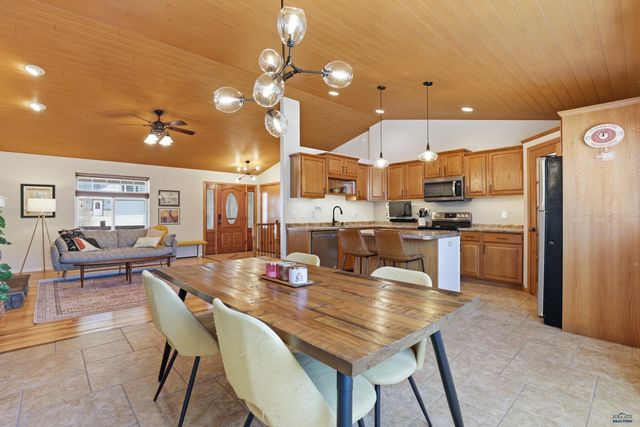 1929 HILLSVIEW DR, Rapid City, SD 57702