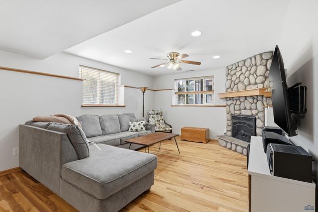 1929 HILLSVIEW DR, Rapid City, SD 57702