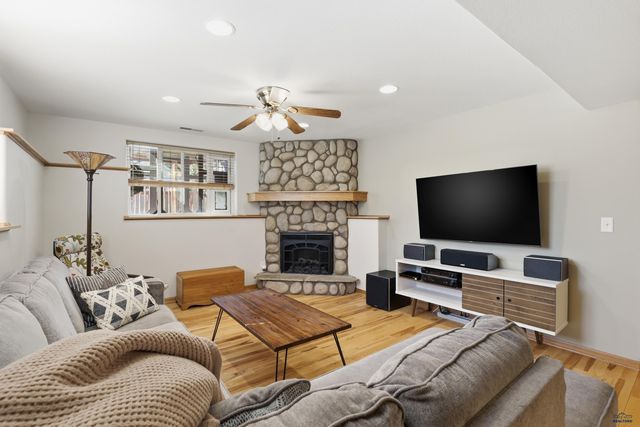 1929 HILLSVIEW DR, Rapid City, SD 57702