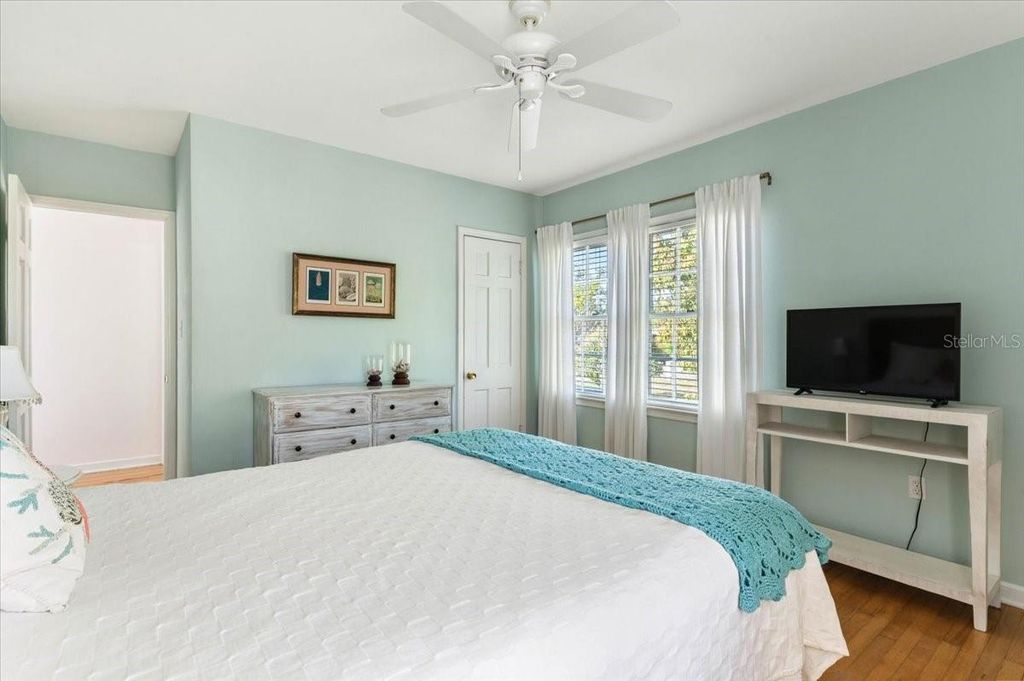 Image 15 of property listing at 2514 15TH AVENUE W, Bradenton, FL 34205