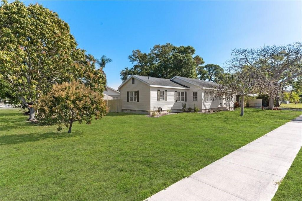 Image 27 of property listing at 2514 15TH AVENUE W, Bradenton, FL 34205