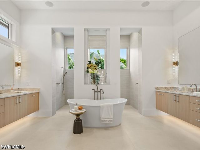 500 Ridge DR, Naples, FL 34108