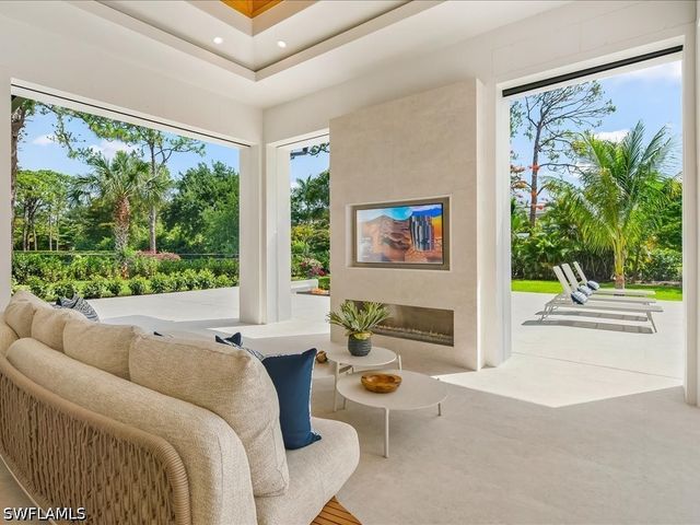 500 Ridge DR, Naples, FL 34108
