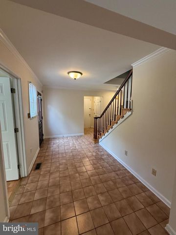 10 CANDLELIGHT CT, Rockville, MD 20854