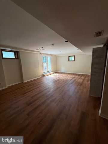 10 CANDLELIGHT CT, Rockville, MD 20854