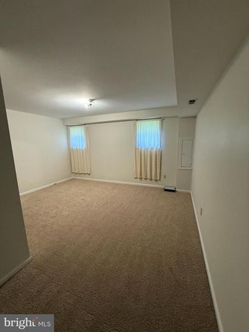 10 CANDLELIGHT CT, Rockville, MD 20854