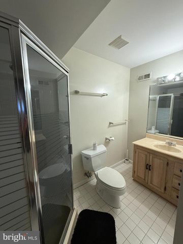 10 CANDLELIGHT CT, Rockville, MD 20854