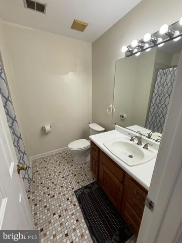 10 CANDLELIGHT CT, Rockville, MD 20854