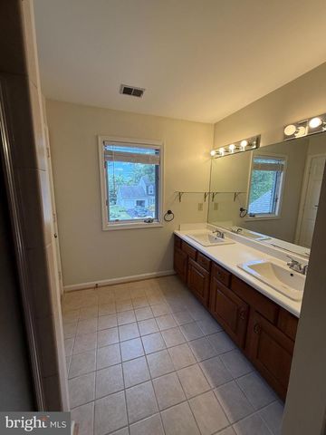 10 CANDLELIGHT CT, Rockville, MD 20854