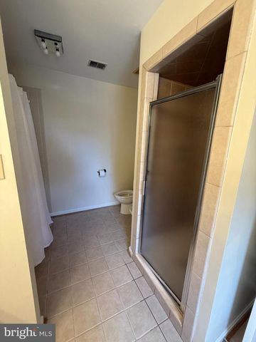 10 CANDLELIGHT CT, Rockville, MD 20854