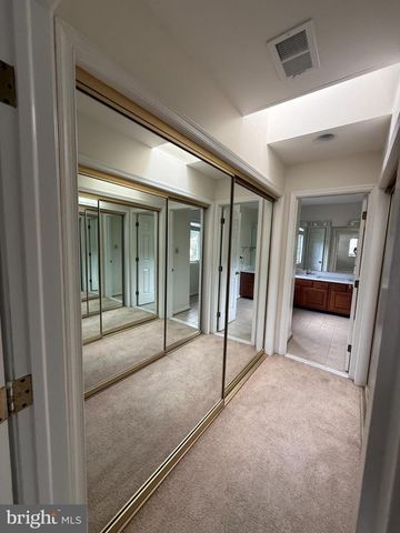 10 CANDLELIGHT CT, Rockville, MD 20854