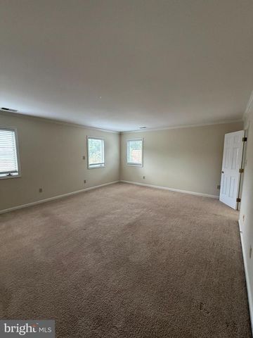 10 CANDLELIGHT CT, Rockville, MD 20854