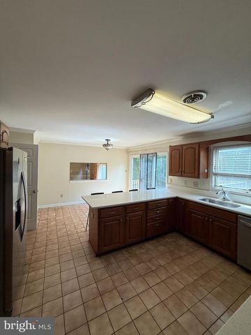 10 CANDLELIGHT CT, Rockville, MD 20854