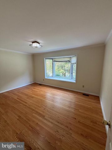 10 CANDLELIGHT CT, Rockville, MD 20854