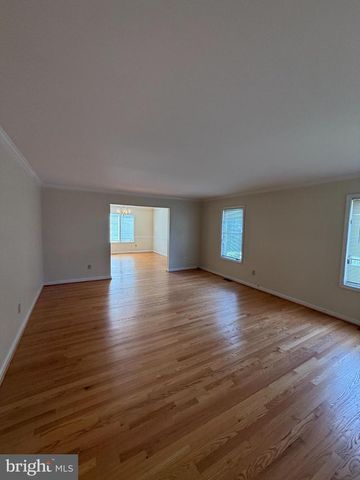 10 CANDLELIGHT CT, Rockville, MD 20854