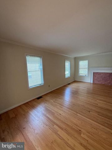 10 CANDLELIGHT CT, Rockville, MD 20854