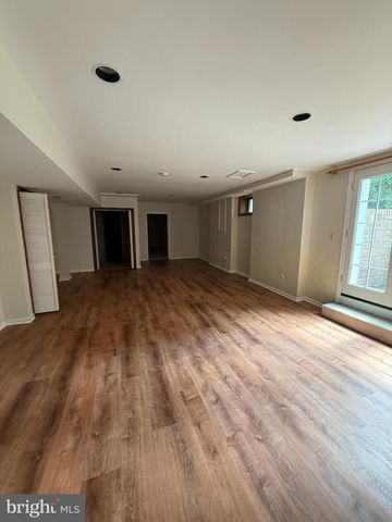 10 CANDLELIGHT CT, Rockville, MD 20854