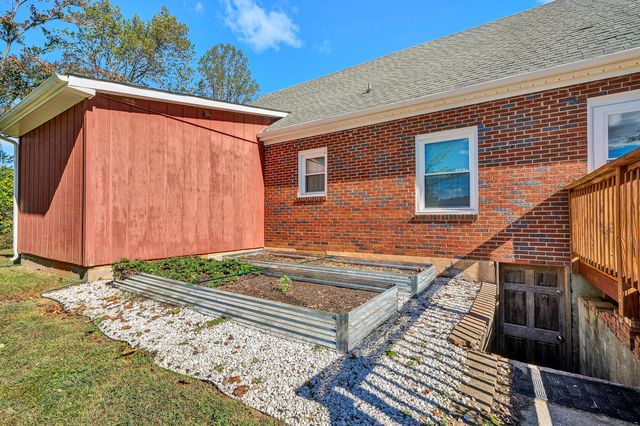 6303 Coopers Mountain RD, Martinsville, VA 24112