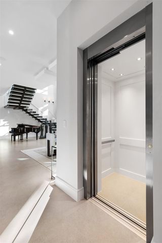 100 Royal Palm Drive, Fort Lauderdale, FL 33301