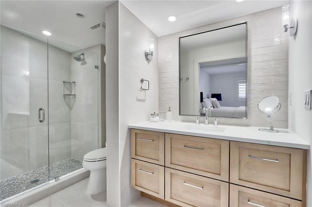 222 Harbour DR 105, Naples, FL 34103