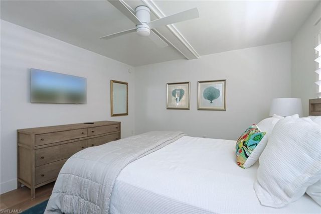 222 Harbour DR 105, Naples, FL 34103