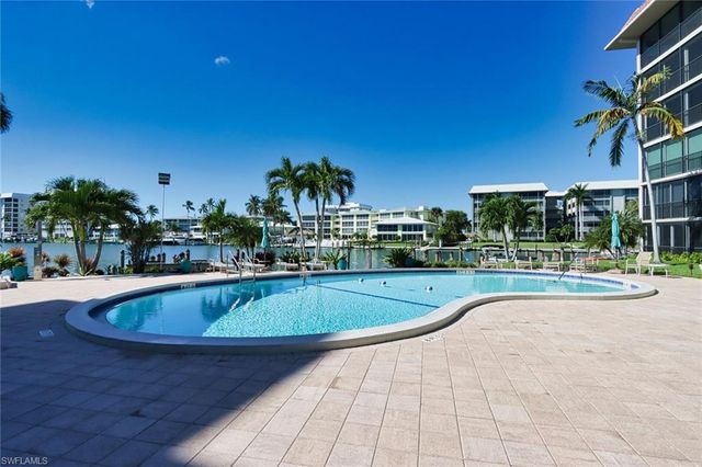 222 Harbour DR 105, Naples, FL 34103
