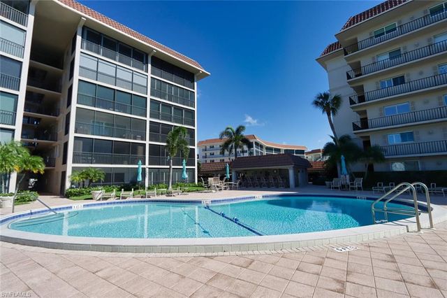 222 Harbour DR 105, Naples, FL 34103
