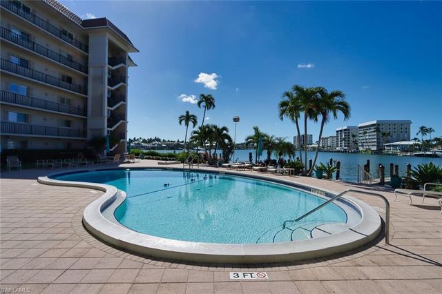 222 Harbour DR 105, Naples, FL 34103